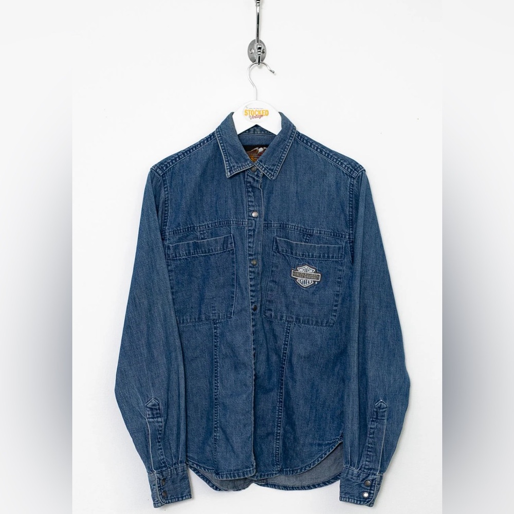 Cute denim Harley button up shirt!
Size small